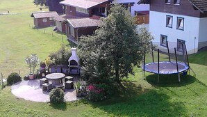 A residential property with a patio area, outdoor seating, and a trampoline. - Ihr Ferienhof am Rande der Alpen, Nebenhaus (Seeg)