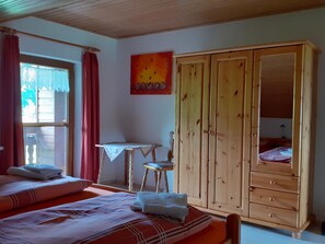 2 bedrooms, travel crib, WiFi, bed sheets - Ihr Ferienhof am Rande der Alpen, Nebenhaus (Seeg)