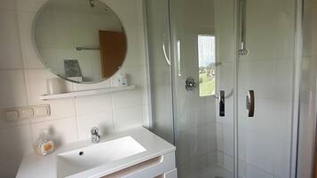 Douche, sĂšche-cheveux, serviettes fournies