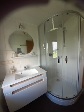 Een douche, een haardroger, handdoeken