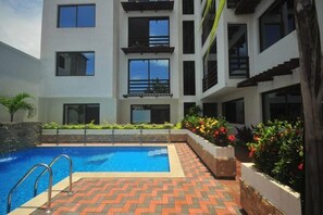 Outdoor pool - Casa Stayton - a little slice of heaven on earth! (Olon)