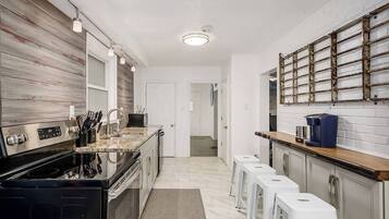 Een koelkast, een magnetron, een oven, een kookplaat