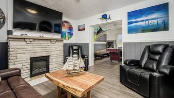 Een smart-tv, een open haard, videogames en boeken