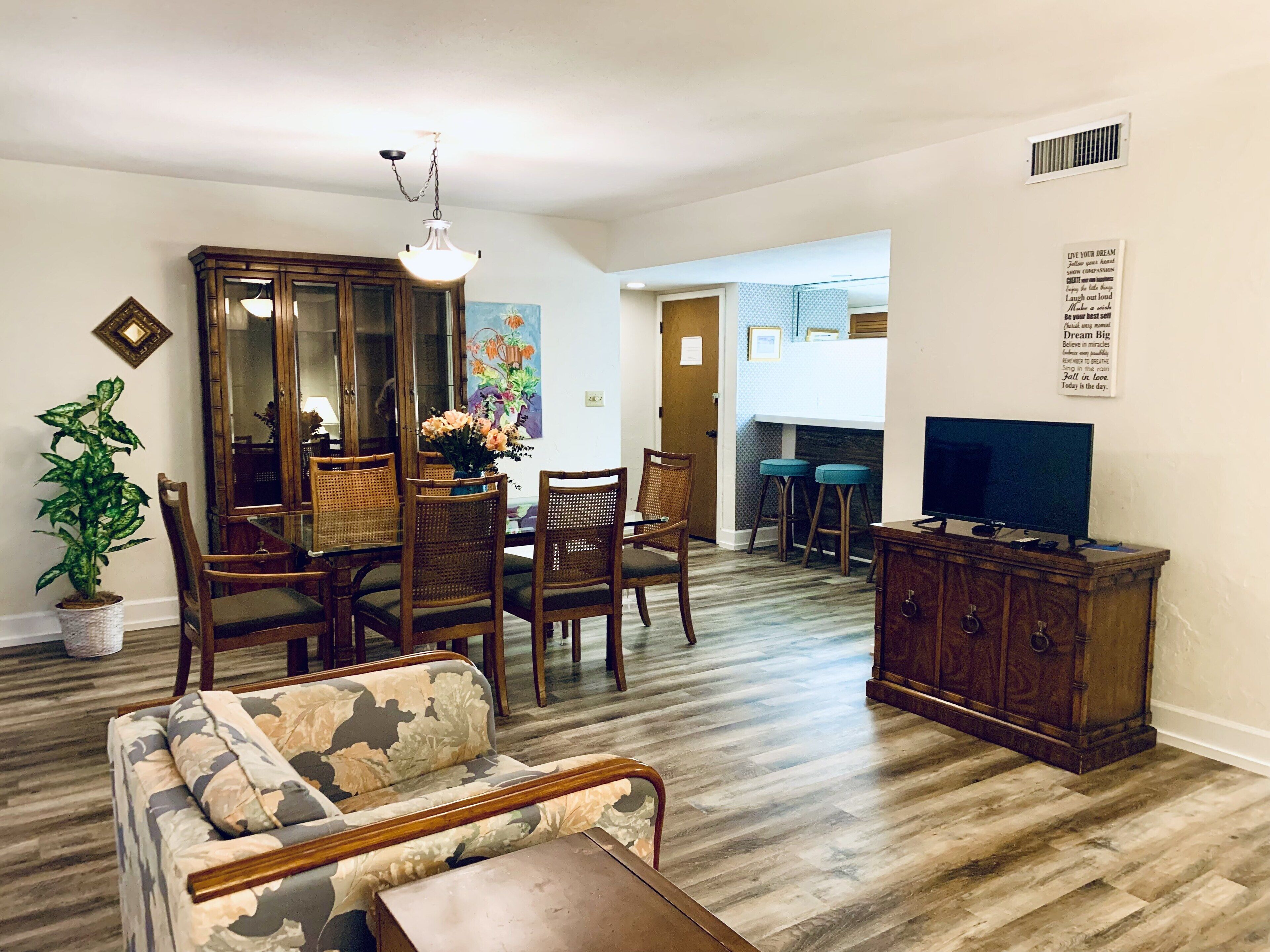 Condo D, kitchen, washer/dryer, sleeps 6