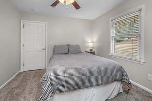 4 bedrooms, iron/ironing board, travel crib, free WiFi - Lake Hartwell 4BR Waterfront Hot Tub GameRoom (Anderson)