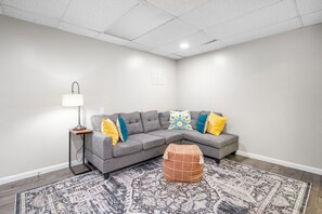 スマートテレビ、卓球台、書庫