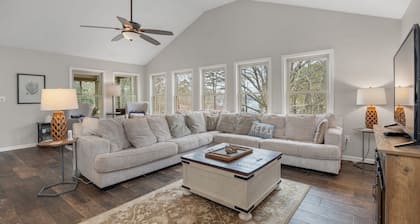Lake Hartwell 4BR Waterfront Hot Tub GameRoom