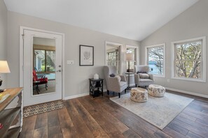 Smart TV, ping pong, books - Lake Hartwell 4BR Waterfront Hot Tub GameRoom (Anderson)