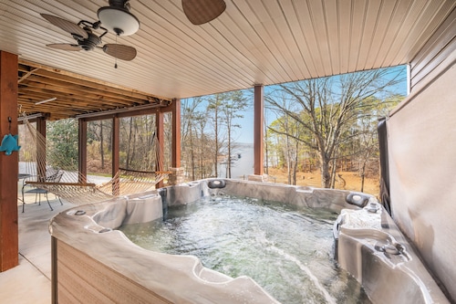 Lake Hartwell 4BR Waterfront Hot Tub GameRoom