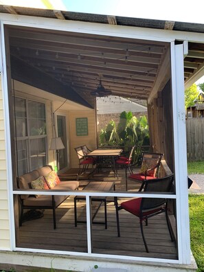 Outdoor dining - 4 bedroom home with new Media room located between Savannah and Tybee Island. (Savannah)