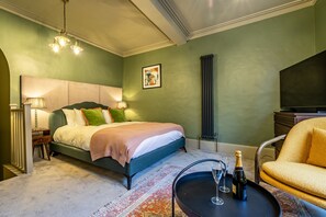 1 chambre, fer et planche à repasser