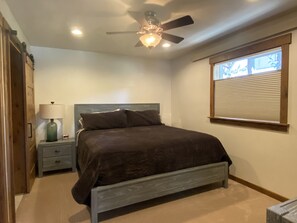 2 chambres, bureau, fer et planche à repasser, accès au Wi-Fi (inclus)