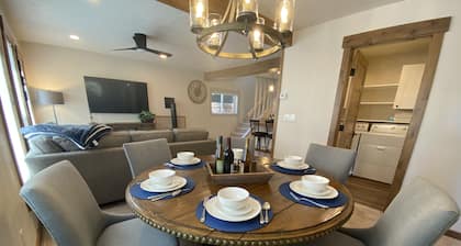 Quiet Old Town Retreat/Pet Friendly/2 King Suites/Fireplace/Beer Tap/EV