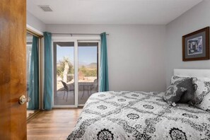 1 habitación, tabla de planchar con plancha y cuna de viaje 