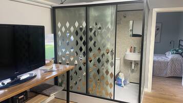 4 soveværelser, pengeskab på værelset, strygejern/strygebræt