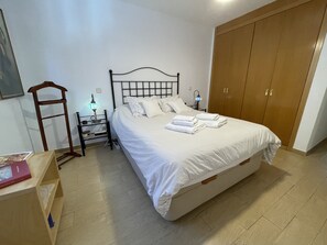 3 bedrooms, desk, iron/ironing board, travel crib