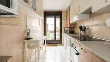 Frigorífico, microondas, horno y placa de cocina