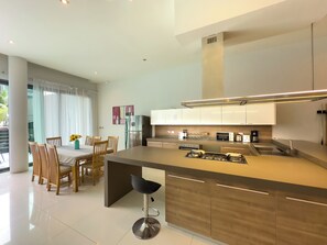 วิลล่า | ครัวส่วนตัว | ตู้เย็นขนาดใหญ่, ไมโครเวฟ, เตาอบ, เตาประกอบอาหาร