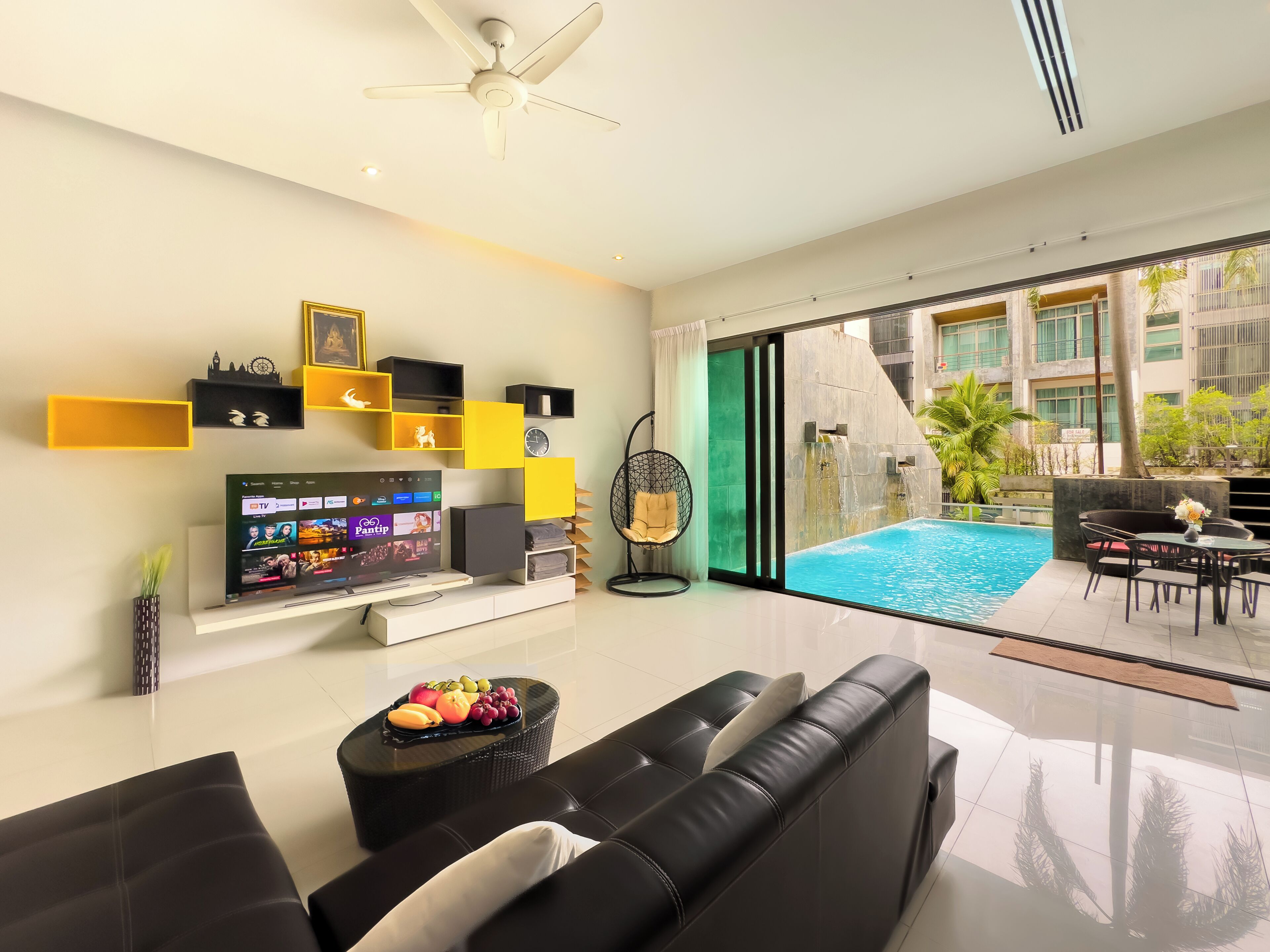 Villa | Coin séjour | Télévision à écran plat de 60 pouces avec chaînes par satellite