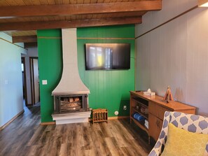 Smart TV, fireplace