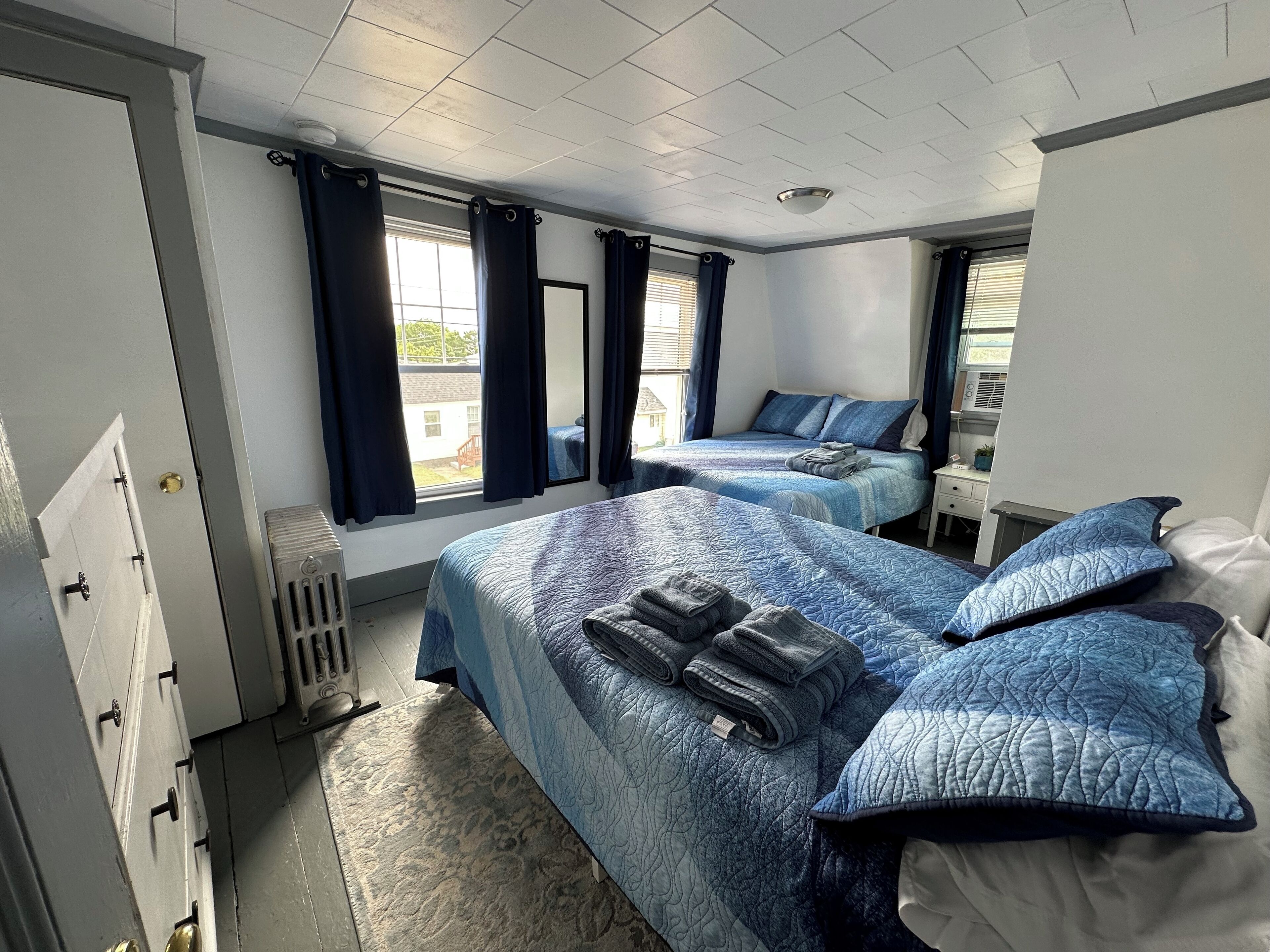 4 bedrooms, iron/ironing board, WiFi, bed sheets