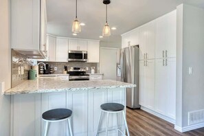 Een koelkast, een magnetron, een oven, een kookplaat