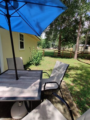 Outdoor dining - Cozy Charming Country  Farm Home (Middleburg)