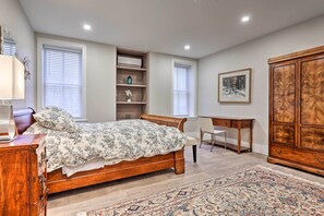 2 bedrooms, in-room safe, desk, iron/ironing board