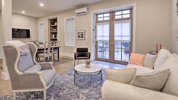 TV connectée, cheminée, livres, espaces bureaux