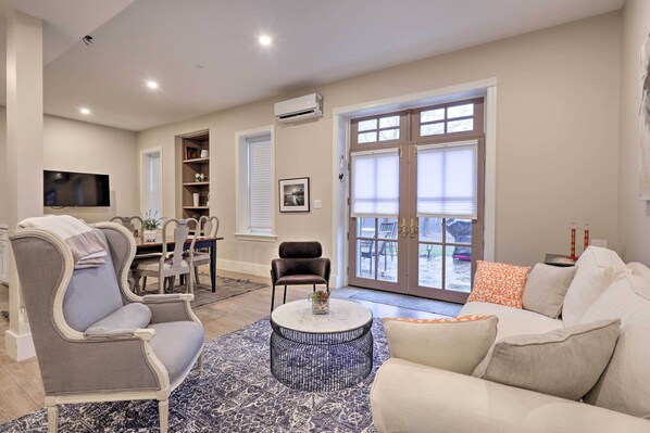 Smart TV, fireplace, books, offices