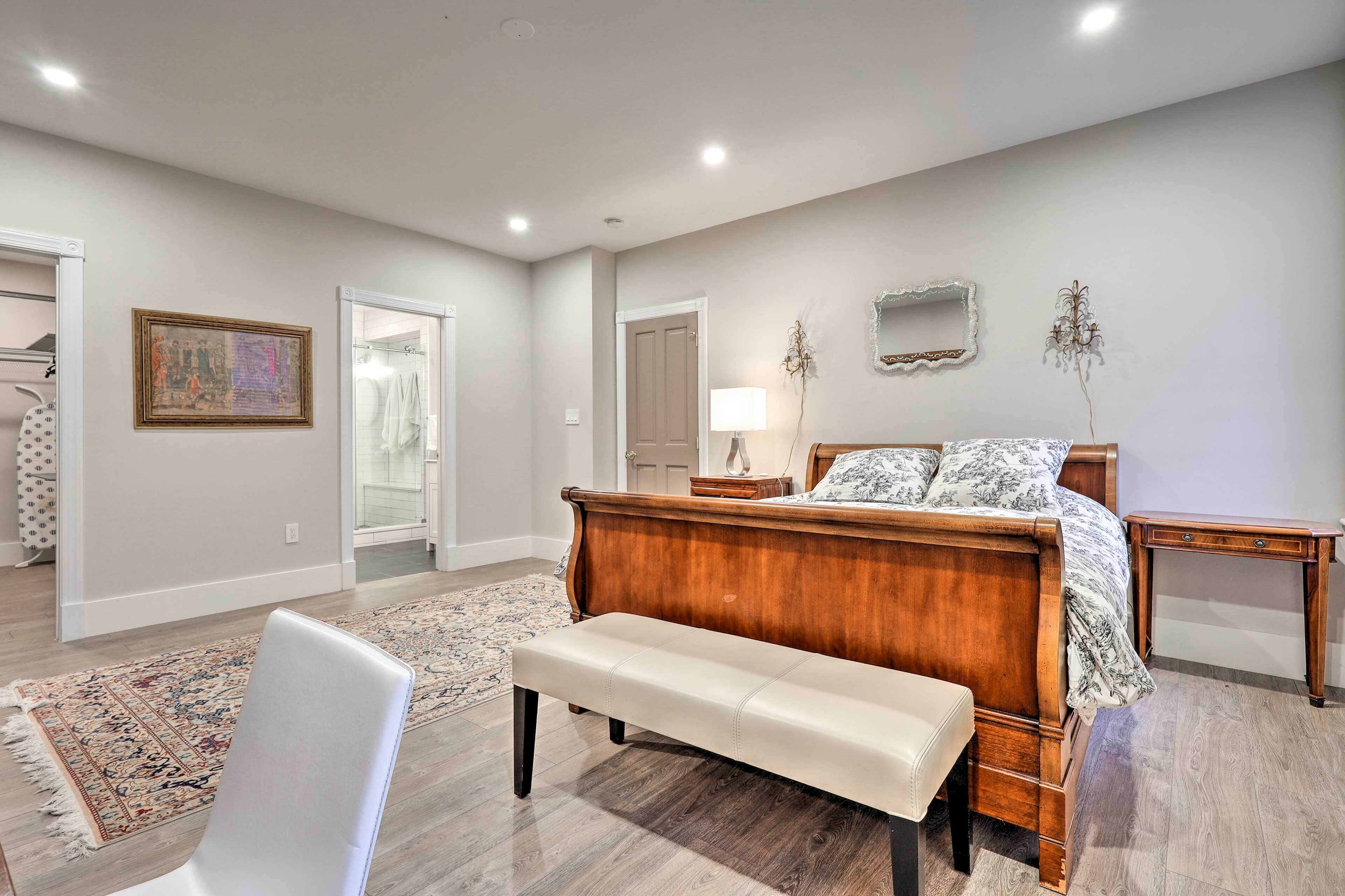 2 bedrooms, in-room safe, desk, iron/ironing board