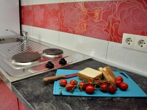 Réfrigérateur, batterie de cuisine, vaisselle et ustensiles