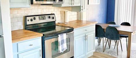 Frigorífico, microondas, horno y placa de cocina
