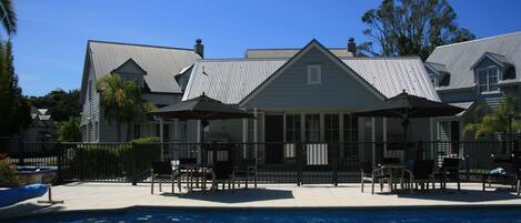 室外游泳池,恒温泳池