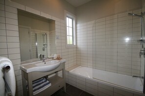 Combined shower/tub - Kingfisher Cottage - Russell Cottages Collection (Russell)