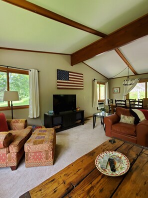 Smart-TV, DVD-spiller, filmbibliotek og stereoanlegg