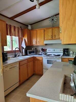 Kjøleskap, mikrobølgeovn, ovn og kokeplater