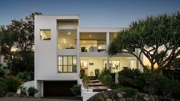 Bagian depan properti - sore/malam