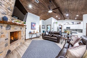 Smart TV, caminetto, videogiochi, tavolo da calcetto