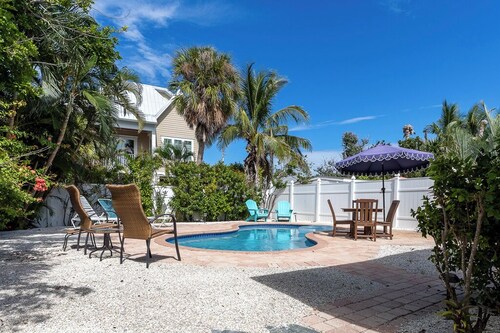 Beachy Boathouse Cottage, 2 BR,1BA, Private Pool, Steps to Beach and Bay-