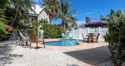 Beachy Boathouse Cottage, 2 BR,1BA, Private Pool, Steps to Beach and Bay-