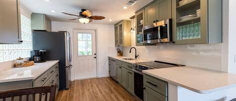 Een koelkast, een microgolfoven, een oven, een kookplaat