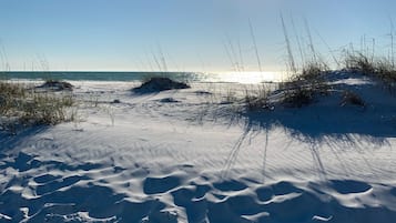 Una spiaggia nelle vicinanze, lettini da mare, teli da spiaggia