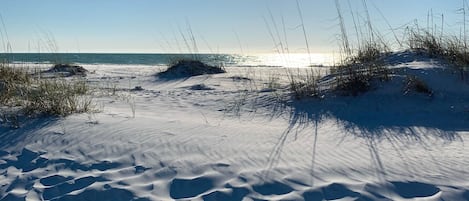 Una spiaggia nelle vicinanze, lettini da mare, teli da spiaggia