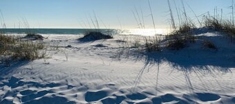 Beachy Boathouse Cottage, 2 BR,1BA, Private Pool, Steps to Beach and Bay-