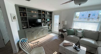 Beachy Boathouse Cottage, 2 BR,1BA, Private Pool, Steps to Beach and Bay-