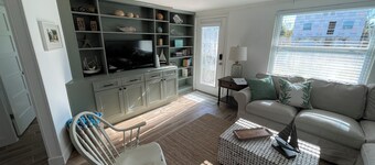 Beachy Boathouse Cottage, 2 BR,1BA, Private Pool, Steps to Beach and Bay-