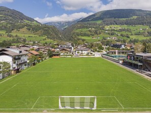 Sports court - Comfortable holiday apartment near the ski lift (Bramberg am Wildkogel)
