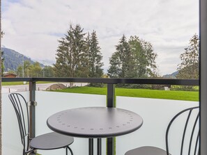 Outdoor dining - Comfortable holiday apartment near the ski lift (Bramberg am Wildkogel)