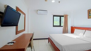 Superior Room | Desk, soundproofing, rollaway beds (surcharge), bed sheets - Ende Elok Hotel (Jakarta)